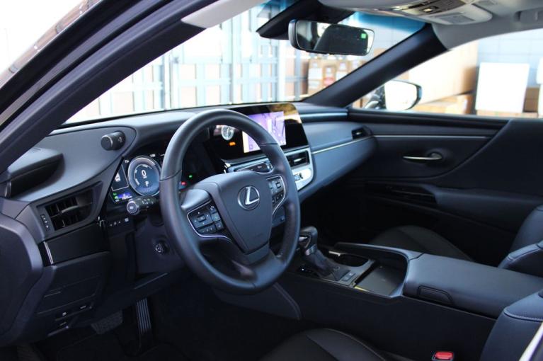 Used 2025 Lexus ES 300h for sale $45,191 at The Luxury Collection - McLaren San Francisco in Palo Alto CA 94306 3